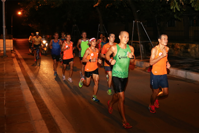 Chạy theo cung đường VPBank Hanoi Marathon ASEAN, thấy một Hà Nội lãng mạn đêm thu