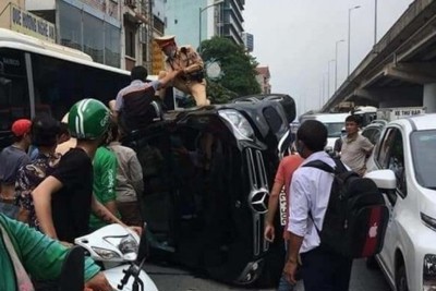 Hà Nội: Ô tô Mercedes gây tai nạn lật nghiêng, cảnh sát cứu tài xế ra ngoài an toàn