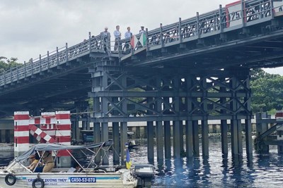 Chưa kịp thông xe, cầu sắt An Phú Đông đã bị xà lan đâm sụp mố cầu