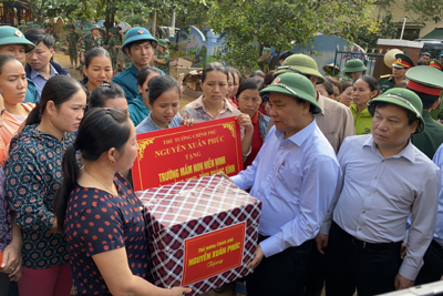 Thủ tướng Chính phủ Nguyễn Xuân Phúc: Sớm ổn định cuộc sống cho đồng bào vùng lũ