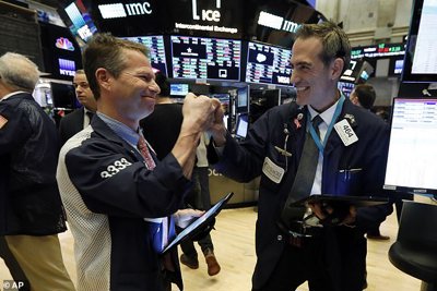 Chứng khoán Mỹ lập kỷ lục, Dow Jones nhảy vọt 150 điểm