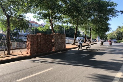Hà Nội: Tuyến đường Bưởi tràn rác thải gây mất mỹ quan đô thị