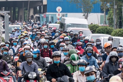 TP Hồ Chí Minh: Giao thông rối loạn vì lệnh cấm xe qua cầu vượt Nguyễn Hữu Cảnh