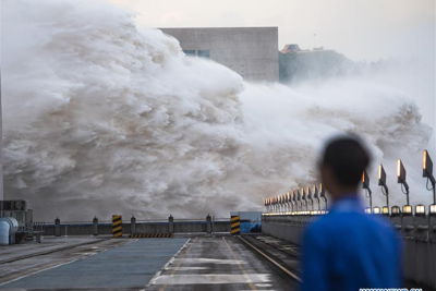 Thêm một sông lớn của Trung Quốc cảnh báo lũ