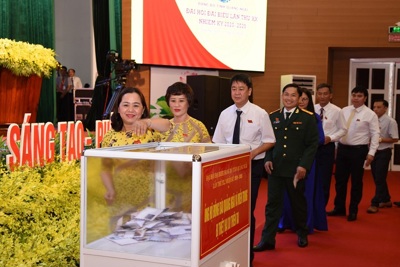 Đại biểu Đại hội đảng bộ tỉnh Quảng Ngãi lần thứ XX ủng hộ đồng bào miền Trung