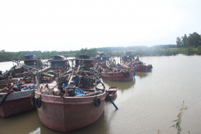 Quảng Ninh: Bắt giữ và xử lý 6 tàu vỏ sắt vận chuyển cát trái phép