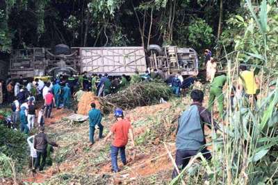Thông tin mới nhất về vụ xe khách lao xuống vực ở Kon Tum