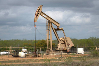 Giá dầu trụ vững mức trên 42 USD/thùng, bất chấp số ca nhiễm Covid-19 tăng kỷ lục