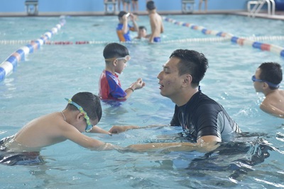 Cho trẻ học bơi ngày hè
