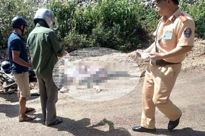 Lào Cai: 2 người chết thương tâm khi xe máy “kẹp ba” va chạm xe đầu kéo