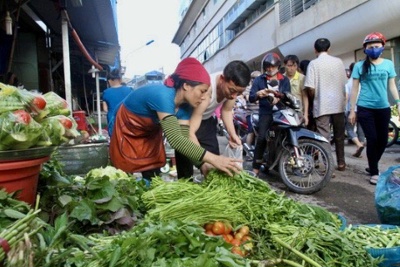 Tiêu dùng trong tuần: Giá vàng và rau củ tăng mạnh, trong khi trái cây rớt giá thê thảm