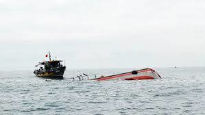 Tàu cá bị chìm, 13 ngư dân xuống thuyền thúng thả trôi trên biển chờ được cứu