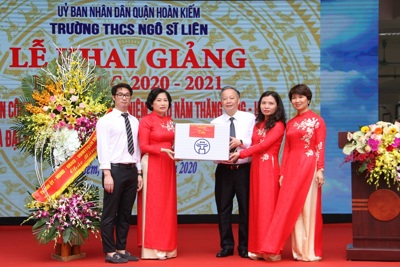 Phó Chủ tịch Thường trực UBND TP Nguyễn Văn Sửu dự lễ khai giảng tại trường THCS Ngô Sỹ Liên