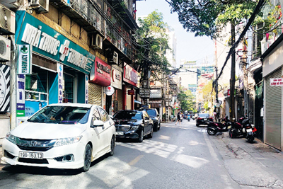 [Điểm nóng giao thông] Ô tô chiếm dụng lòng đường phố Kim Mã Thượng