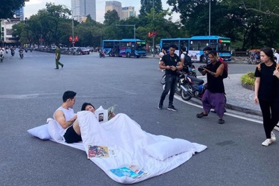 Chụp ảnh cưới chăn gối trên phố Hà Nội: Phạt nặng để làm gương