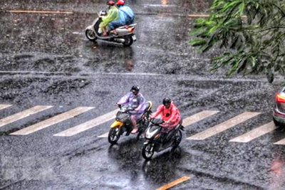 Thời tiết hôm nay 7/8: Hà Nội có lúc mưa rào và dông, xuất hiện vùng áp thấp trên Biển Đông