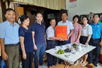 Lãnh đạo quận Hoàn Kiếm, Hà Nội thăm hỏi gia đình chính sách tiêu biểu