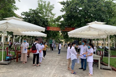 Toàn cảnh ngày đầu thi tốt nghiệp THPT 2020 tại thị xã Sơn Tây