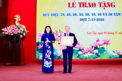 Phó Bí thư Thường trực Thành ủy Nguyễn Thị Tuyến trao Huy hiệu Đảng tại thị xã Sơn Tây