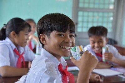 Quỹ sữa vươn cao Việt Nam và Vinamilk trao tặng 83.400 ly sữa cho trẻ em khó khăn