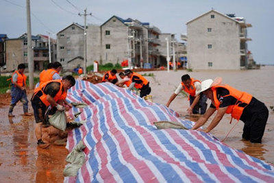 Trung Quốc áp dụng các biện pháp “thời chiến” đối phó lũ lụt nghiêm trọng