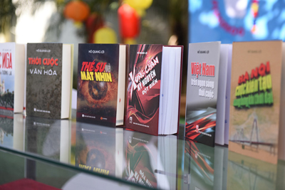 Phố sách Hà Nội tiếp nhận bộ sách của nhà báo Hồ Quang Lợi