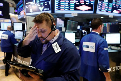 Chứng khoán Mỹ: Quốc hội vẫn bất đồng về gói cứu trợ mới, Dow Jones “rơi” 200 điểm