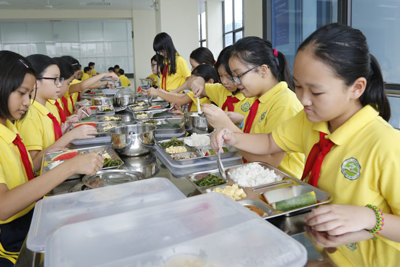 Lo ngại ngộ độc thực phẩm trong trường học