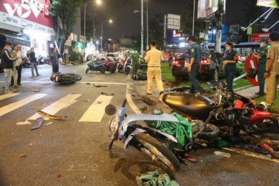 Tin tức tai nạn giao thông mới nhất hôm nay 14/8: Nữ tài xế đạp nhầm chân ga, tông 8 xe máy