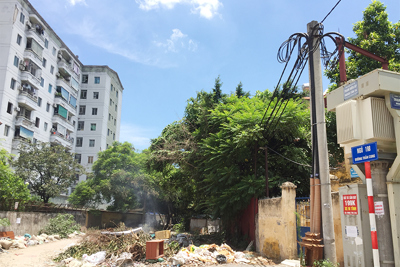 Tại phường Cổ Nhuế 1, quận Bắc Từ Liêm: Vô tư đốt rác sát trạm biến áp