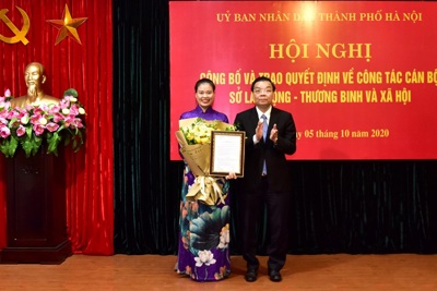 Trao quyết định bổ nhiệm đồng chí Bạch Liên Hương giữ chức vụ Giám đốc Sở Lao động - Thương binh và Xã hội TP Hà Nội