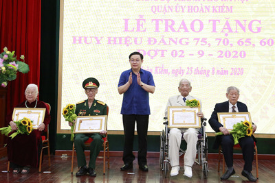 Bí thư Thành ủy Vương Đình Huệ trao Huy hiệu Đảng cho các đảng viên quận Hoàn Kiếm