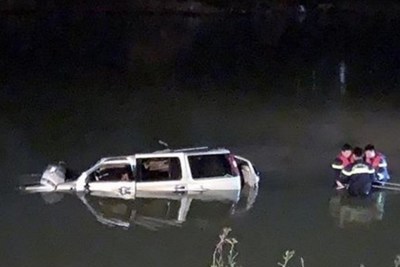 Tai nạn giao thông mới nhất hôm nay 5/10: Xác định nguyên nhân sơ bộ vụ ô tô lao xuống sông khiến 5 người tử vong