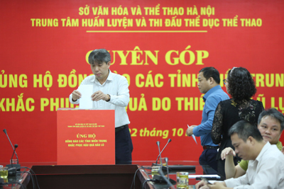 Trung tâm Huấn luyện và thi đấu TDTT Hà Nội ủng hộ đồng bào miền Trung hơn 280 triệu đồng