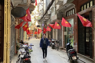 [Ảnh] Ngõ nhỏ, phố nhỏ Hà Nội rợp bóng cờ đỏ mừng Đại lễ