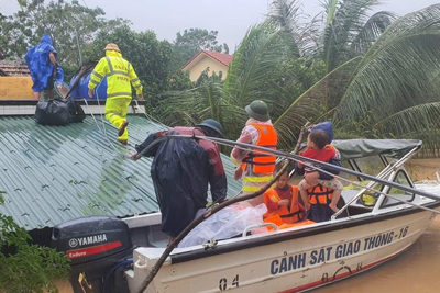 Tập trung ứng phó bão số 8 và cứu trợ khẩn cấp người dân vùng ngập lũ