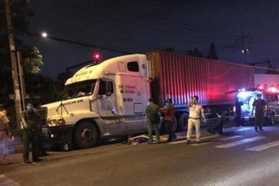 Tai nạn giao thông mới nhất hôm nay 23/8: Bị xe container cuốn vào gầm, vợ chồng tử vong tại chỗ