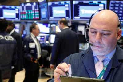 Chứng khoán Mỹ bứt phá cuối phiên, Dow Jones hồi phục gần 300 điểm