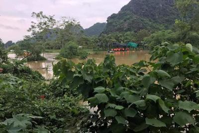 Ninh Bình: Hai học sinh bị lũ cuốn trôi khi đi qua đường ngập