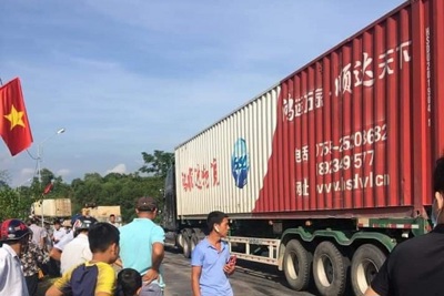 Hà Tĩnh: Va chạm với xe container, 2 người đi xe máy thương vong