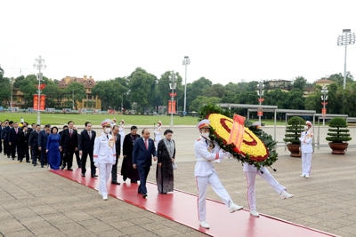 Lãnh đạo Đảng và Nhà nước, đại biểu Quốc hội vào Lăng viếng Chủ tịch Hồ Chí Minh