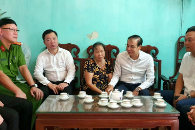 Lãnh đạo thành phố thăm các gia đình liệt sỹ hy sinh khi làm nhiệm vụ tại xã Đồng Tâm