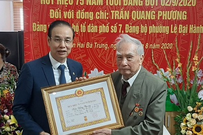 Phó Bí thư Thành ủy Đào Đức Toàn trao Huy hiệu 75 năm tuổi Đảng cho đảng viên lão thành quận Hai Bà Trưng