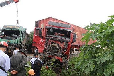 Hà Tĩnh: Xe “hổ vồ” đấu đầu xe container, 2 tài xế may mắn thoát chết