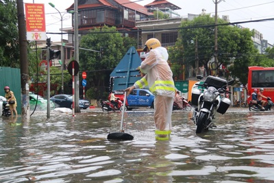 Các tuyến đường lớn tại TP Hà Tĩnh bị ngập sâu, giao thông bị chia cắt sau bão số 5