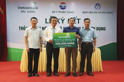 Vietcombank ủng hộ 300 triệu đồng cho Sở Y tế Bắc Giang thực hiện công tác chống dịch Covid-19