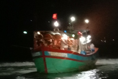 2 phương án giải cứu tàu cá ngư dân Tiền Giang mắc cạn ở ven đảo Lý Sơn