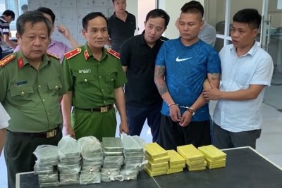 Đi ô tô chở vali chứa 54 bánh heroin, 2 thanh niên bị bắt ở Hưng Yên