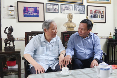 Trưởng ban Tuyên giáo Thành ủy Nguyễn Văn Phong thăm, chúc mừng đồng chí Vũ Oanh