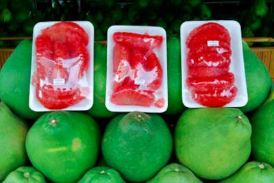 Bưởi ruby Thái Lan “giá chát” 300.000 đồng/trái vẫn hút người tiêu dùng Sài thành